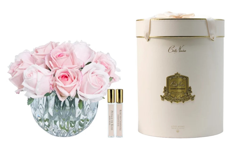 Buchet prafumat din 13 trandafiri în vază transparentă Luxury