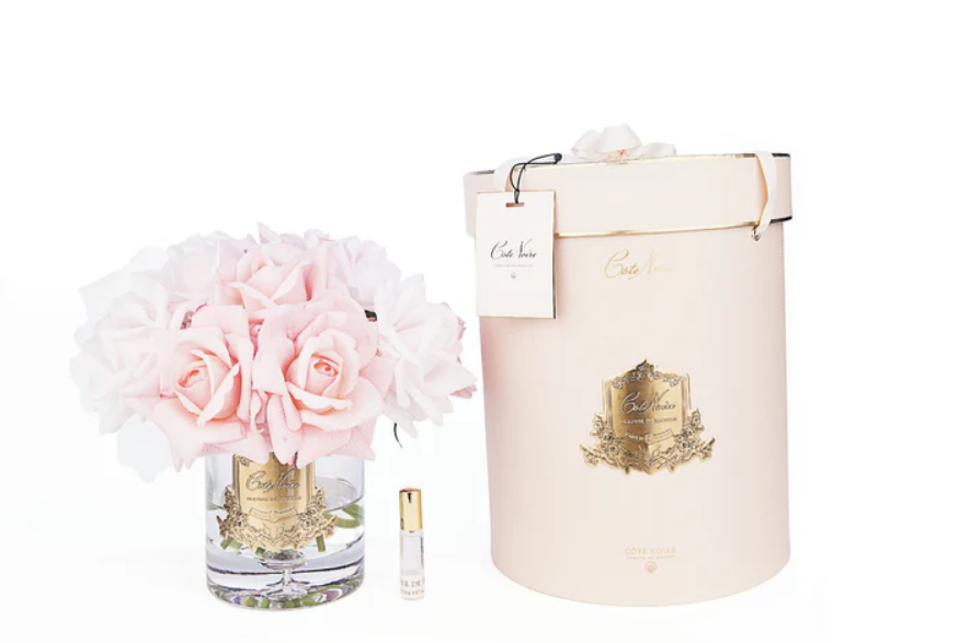 Parfumed bouquet of 13 roses in transparent vase