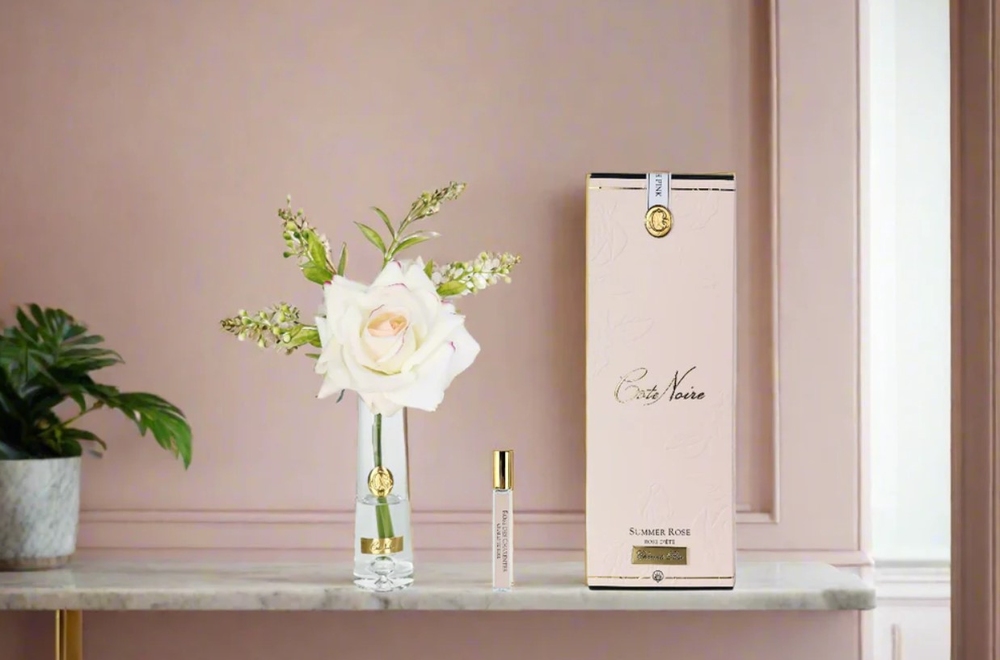 Perfumed rose in clear vase Summer Rose Blush
