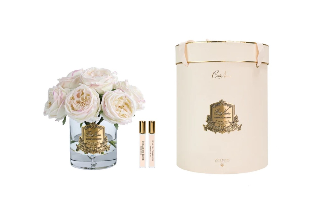 Buchet parfumat de 7 trandafiri Garden Rose în vază transparentă