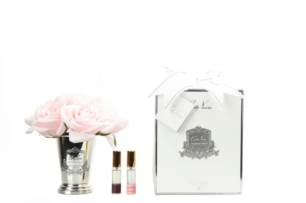 Buchet parfumat de 7 trandafiri în vază argintie