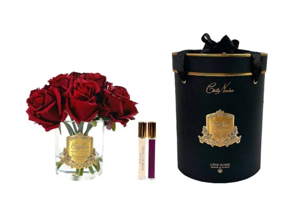 Parfumed bouquet of 7 roses in transparent vase