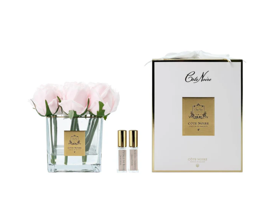 Buchet parfumat de 9 trandafiri în vază transparentă