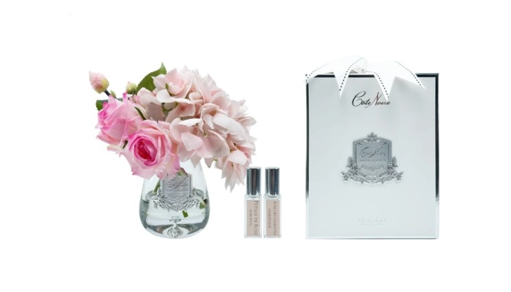 Parfumed bouquet of Tea Rose & Hydrangeas in transparent vase