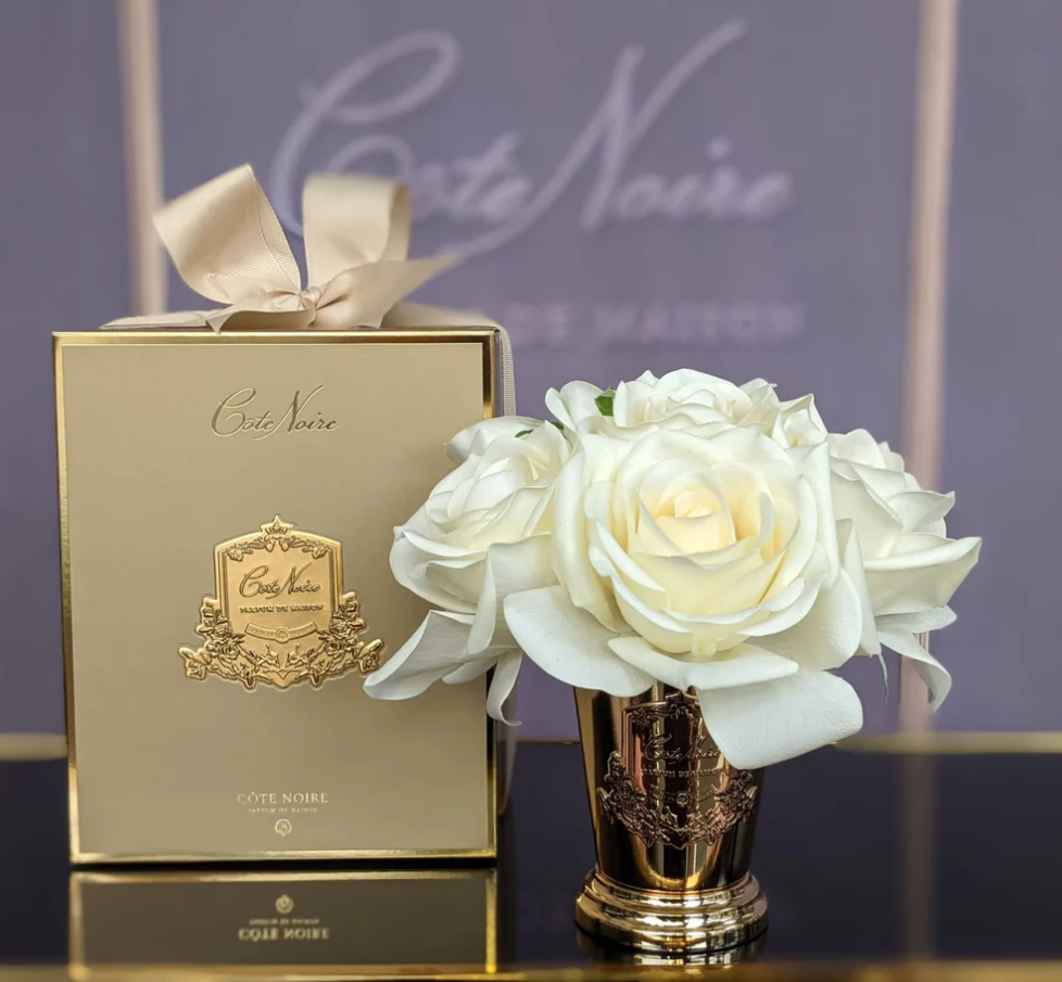 Perfumed bouquet of 7 roses in gold vase