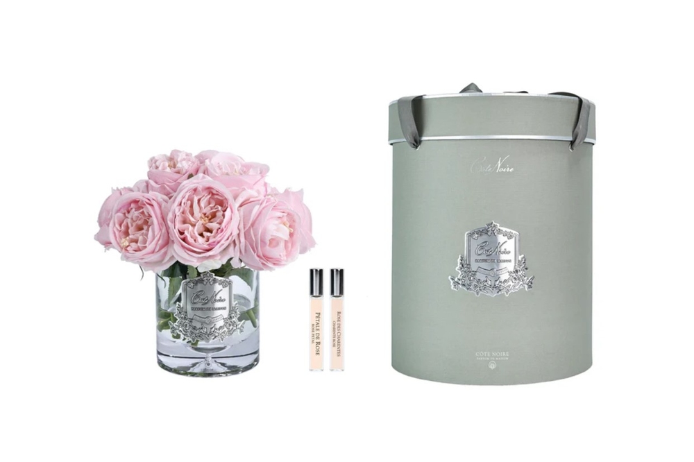Buchet parfumat de 7 trandafiri Garden Rose în vază transparentă