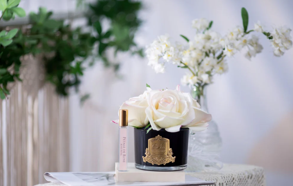 Perfumed bouquet of 5 roses in black vase