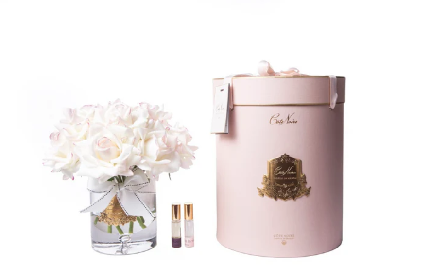 Parfumed bouquet of 13 roses in transparent vase