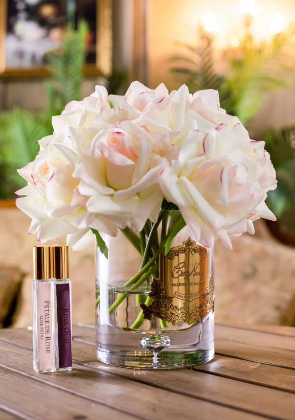 Parfumed bouquet of 13 roses in transparent vase