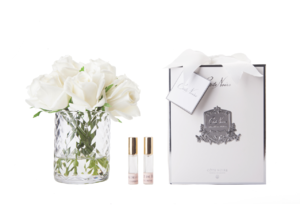 Perfumed bouquet of 11 roses in clear vase 
