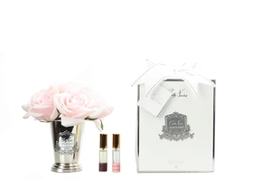 Buchet parfumat de 7 trandafiri în vază argintie