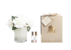 Buchet parfumat de 5 trandafiri în vază albă Herringbone