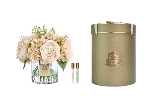 Parfumed bouquet of hydrageas & peonies in transparent vase